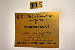 Dr. Ujvári Éva Zsuzsa ügyvé névtábla